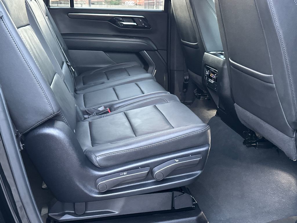 Used 2025 Chevrolet Suburban Z71 image 16