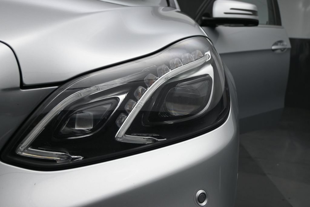 Used 2014 Mercedes-Benz E 250 BlueTEC Sedan image 12