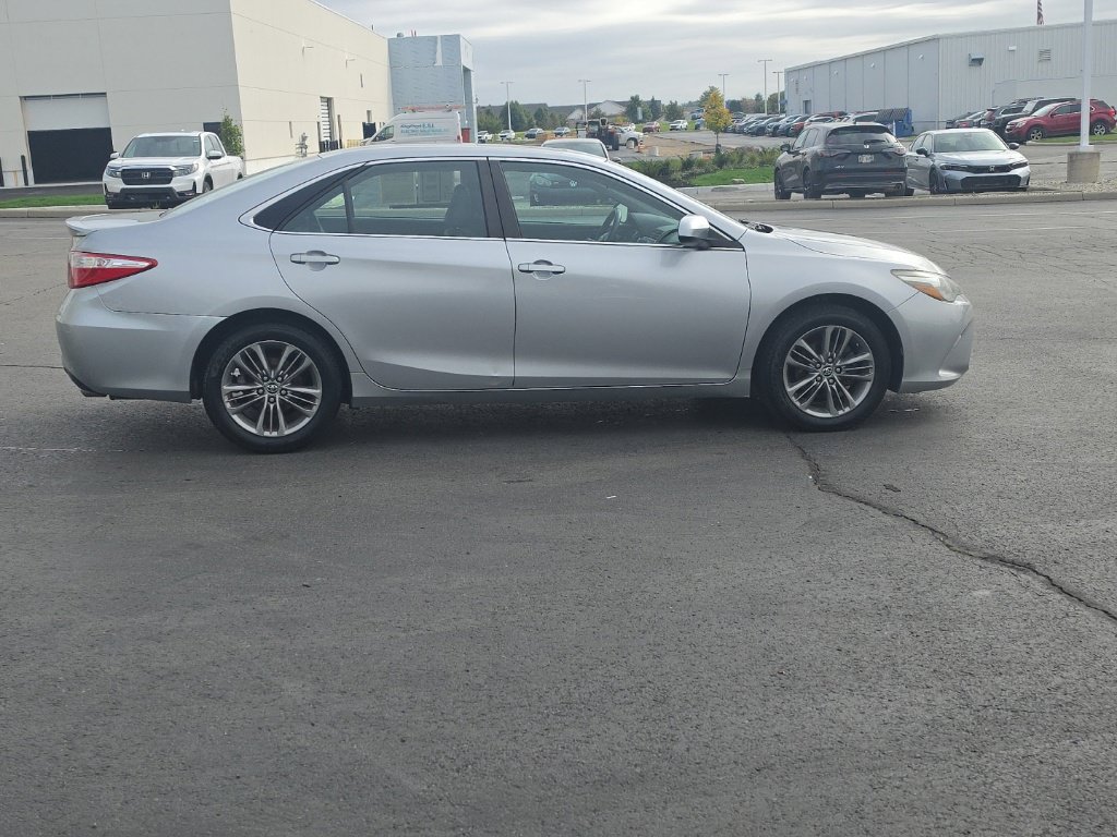 Used 2015 Toyota Camry SE w/ Moonroof Package FWD image 9