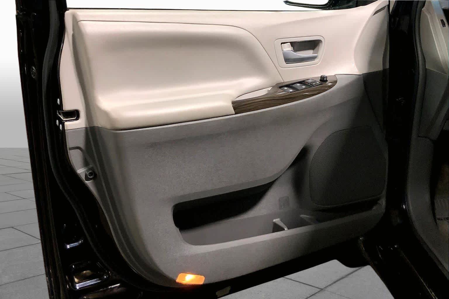 Used 2017 Toyota Sienna XLE FWD image 22