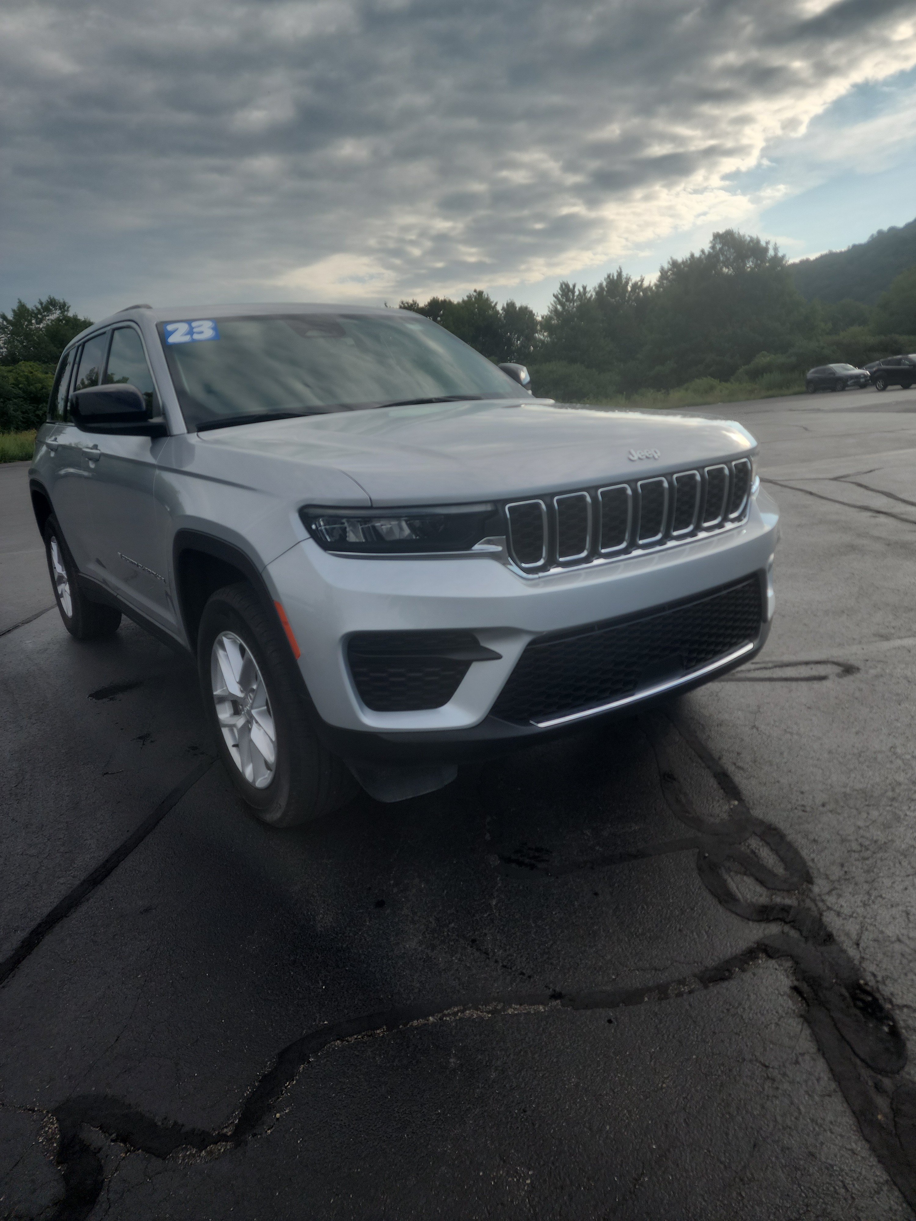 Used 2023 Jeep Grand Cherokee Laredo w/ Luxury Tech Group I AWD/4WD image 1