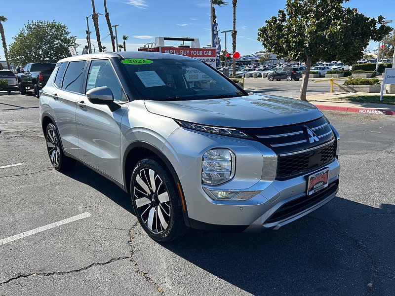 Used 2025 Mitsubishi Outlander SE FWD image 1