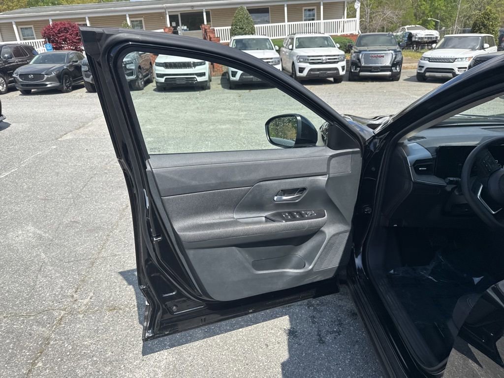 Used 2025 Nissan Kicks SV AWD/4WD image 23