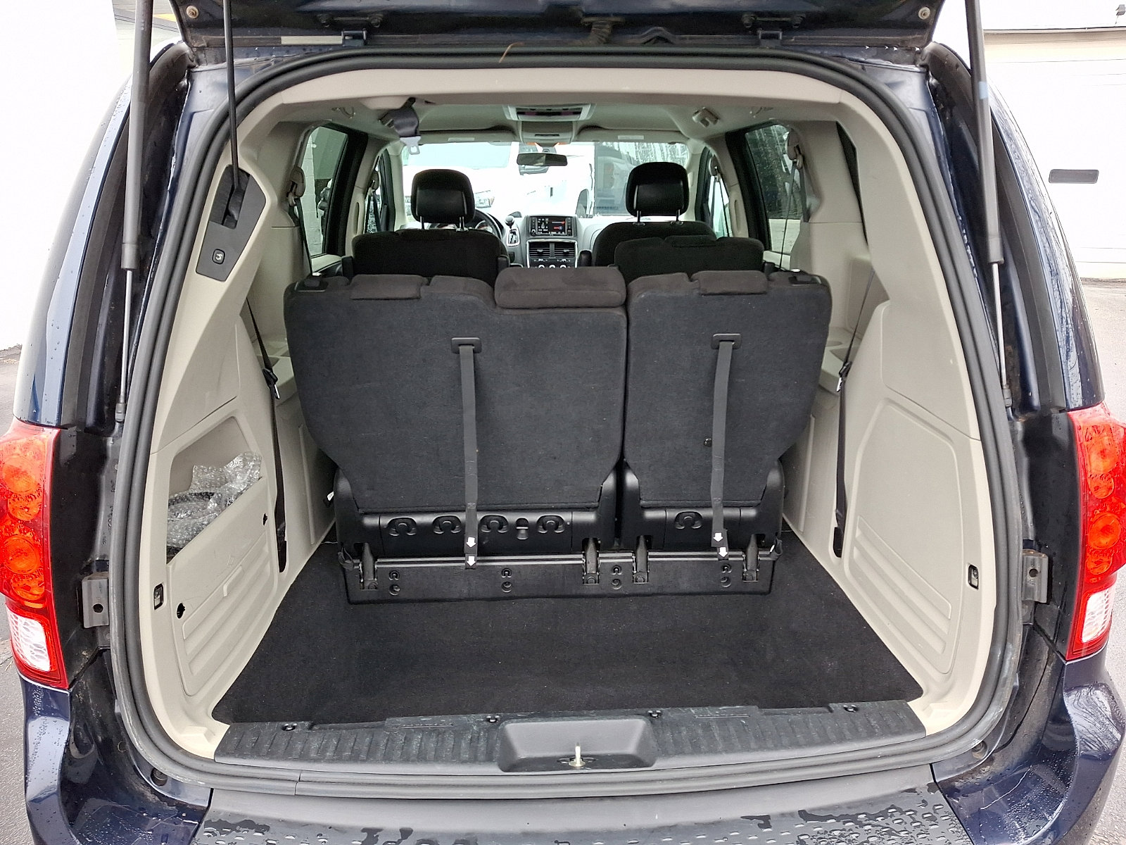 Used 2016 Dodge Grand Caravan SXT w/ Rear Park Assist Package image 28