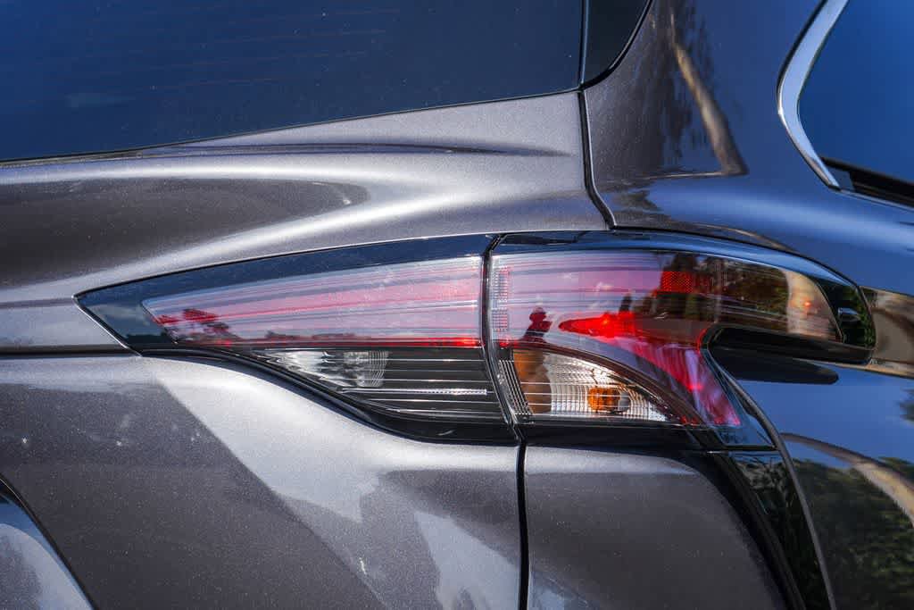 Used 2025 Toyota Sienna LE FWD image 7