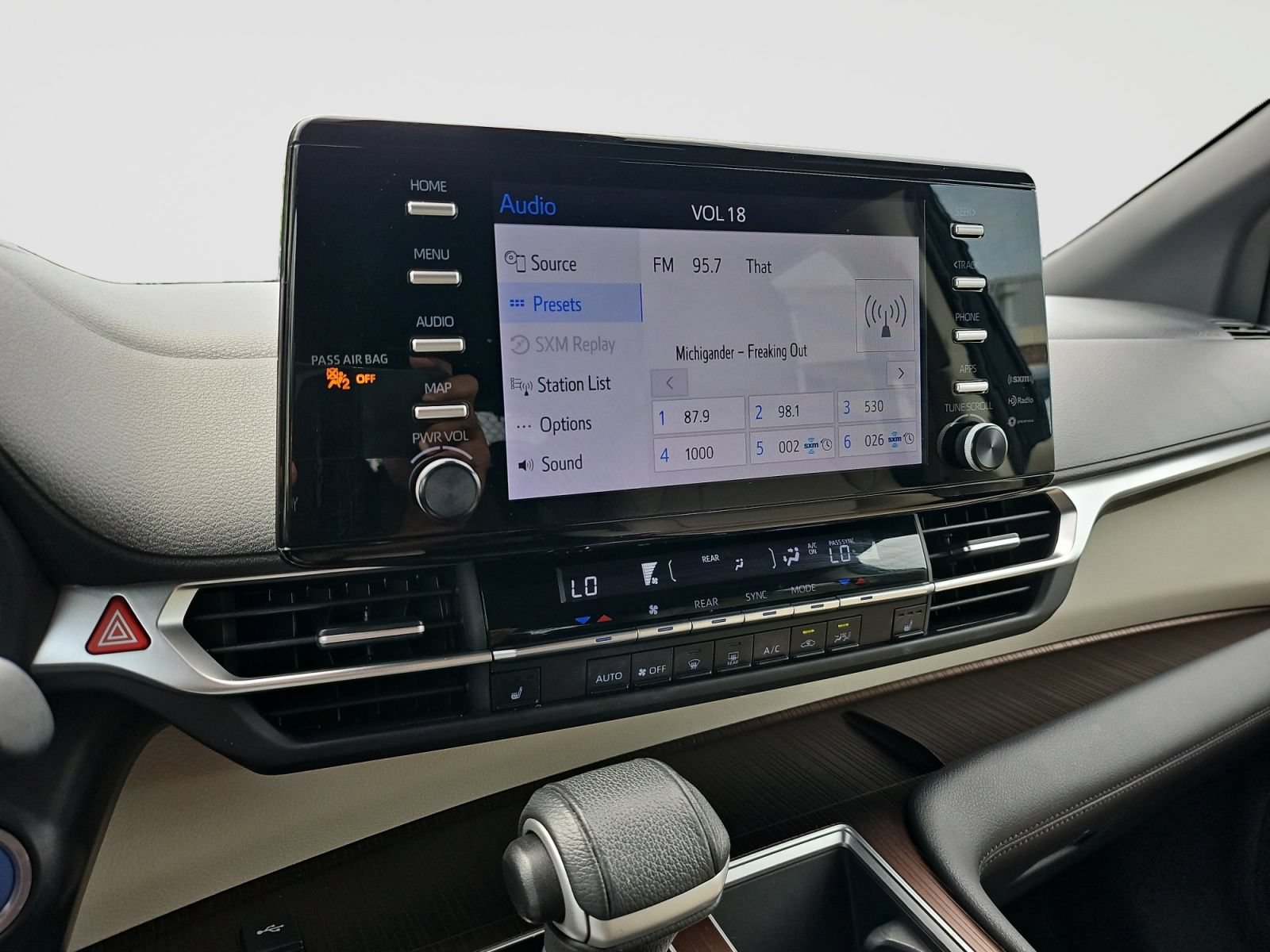 Used 2023 Toyota Sienna XLE FWD image 27