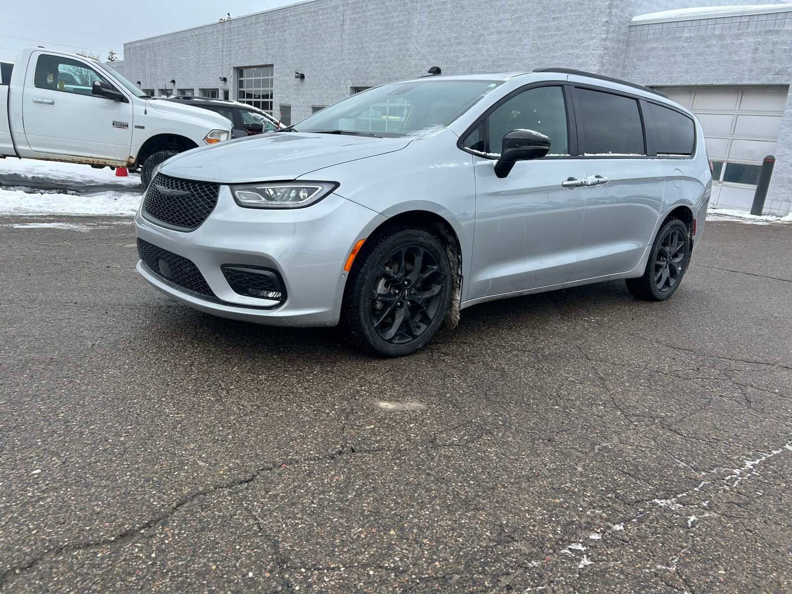 Used 2023 Chrysler Pacifica Limited w/ Uconnect Theater Family Group image 1