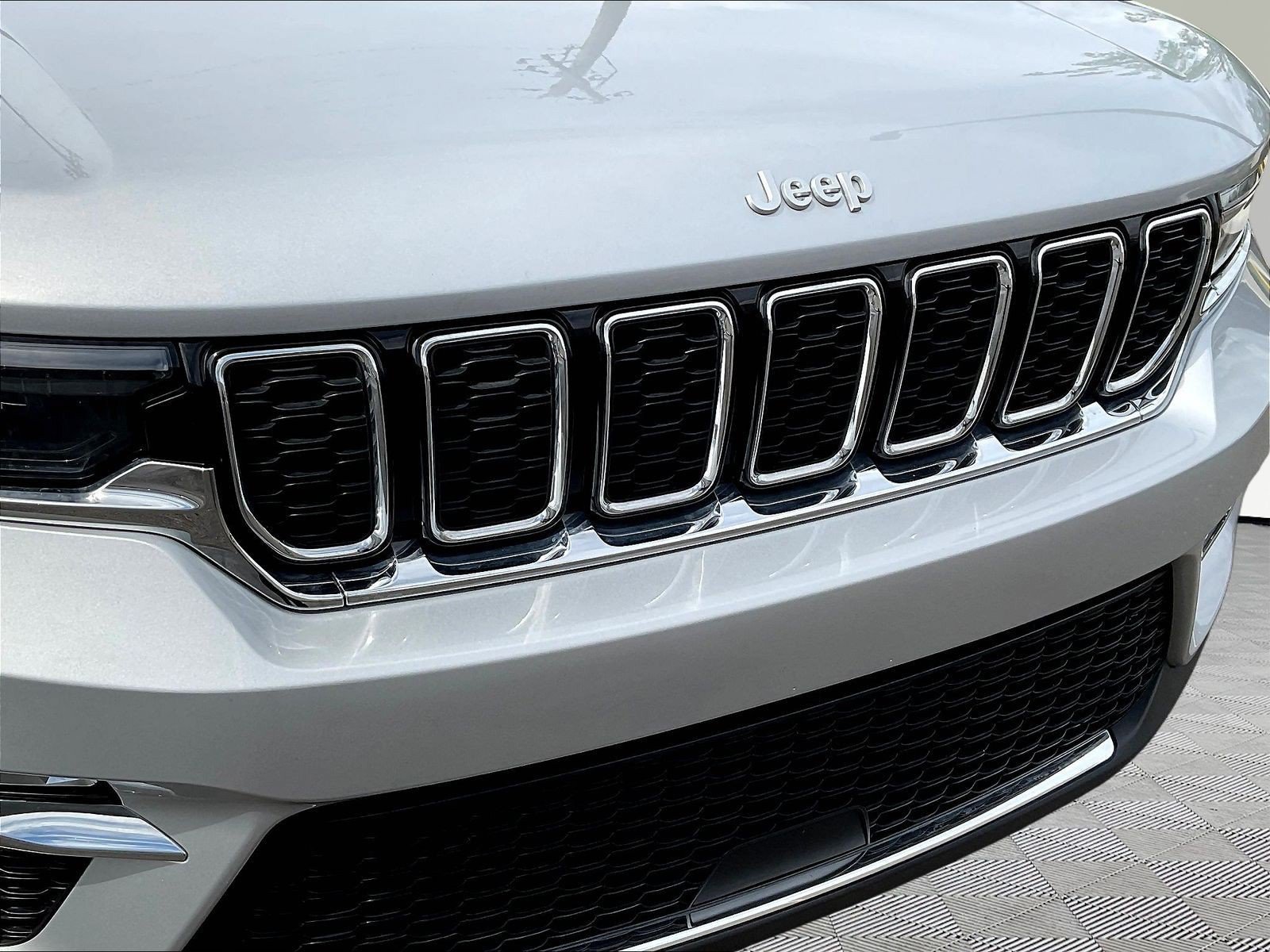 Used 2025 Jeep Grand Cherokee Limited AWD/4WD image 31