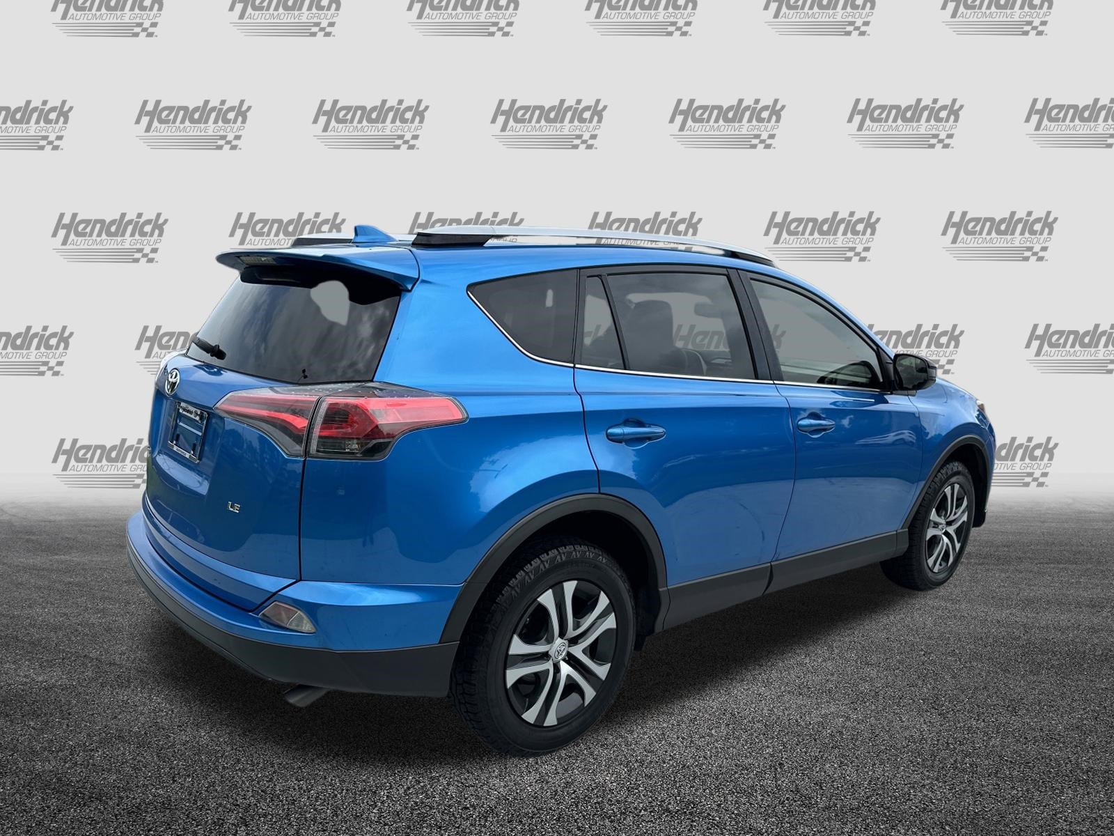 Used 2018 Toyota RAV4 LE FWD image 10