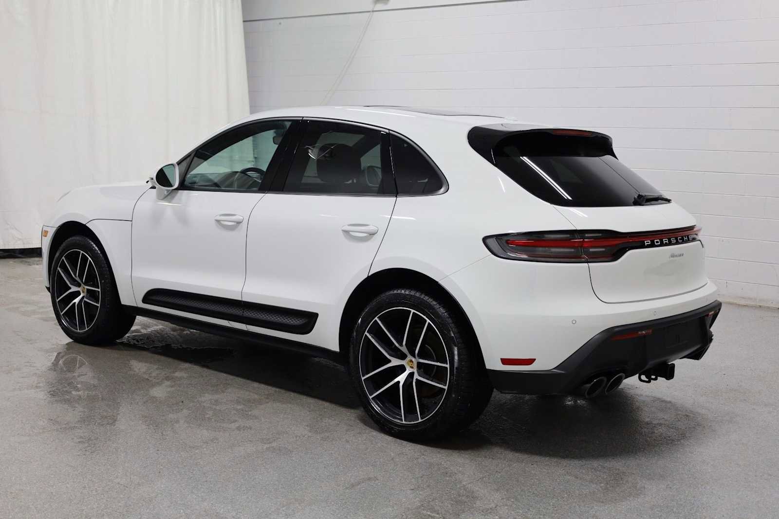 Certified 2025 Porsche Macan image 3