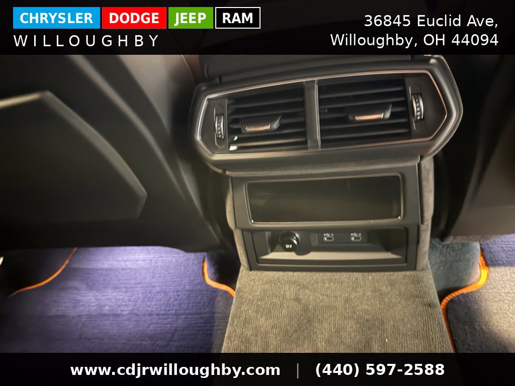 Used 2025 Lamborghini Urus SE AWD/4WD image 38