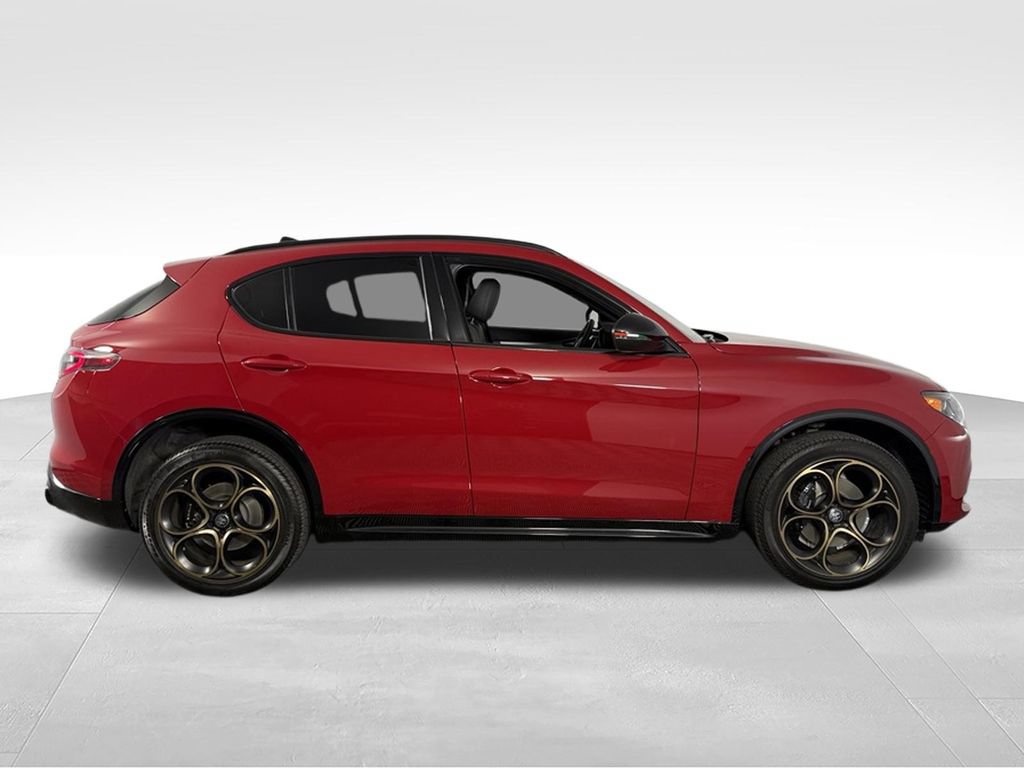 Used 2025 Alfa Romeo Stelvio Sprint AWD/4WD image 5