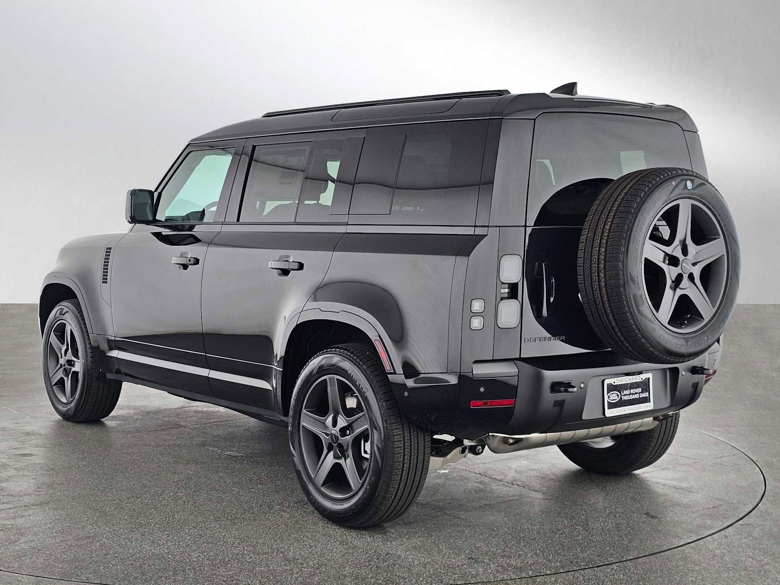 New 2026 Land Rover Defender 110 X-Dynamic SE image 3