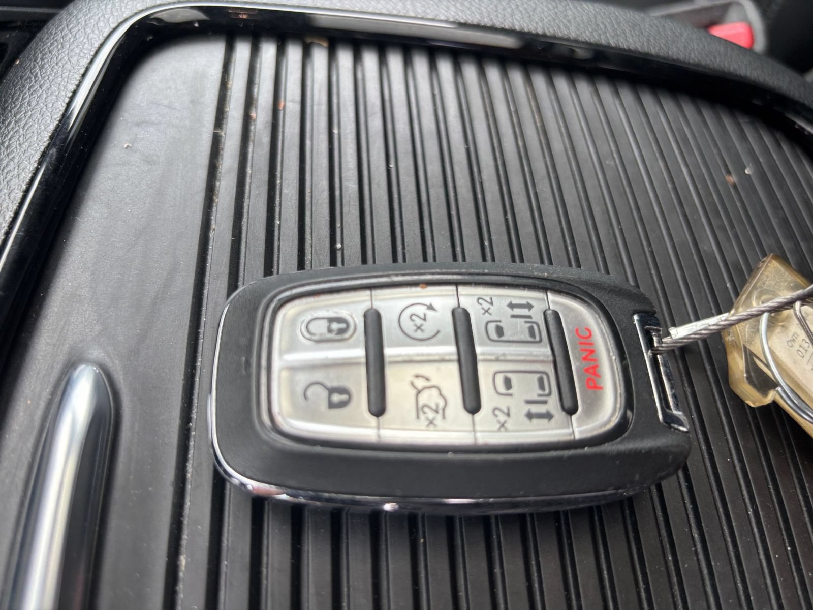 Used 2025 Chrysler Pacifica Limited FWD image 27