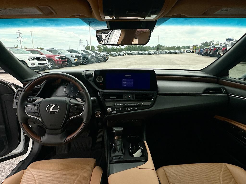 Used 2024 Lexus ES 300h w/ Technology Package FWD image 3
