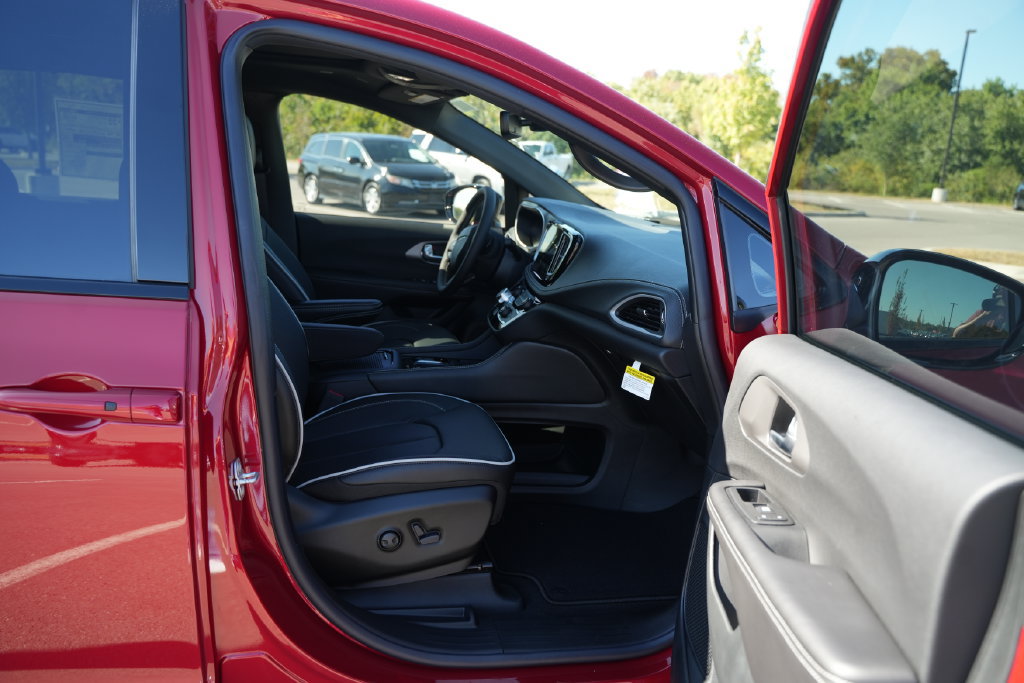 New 2027 Chrysler Pacifica Limited FWD image 18