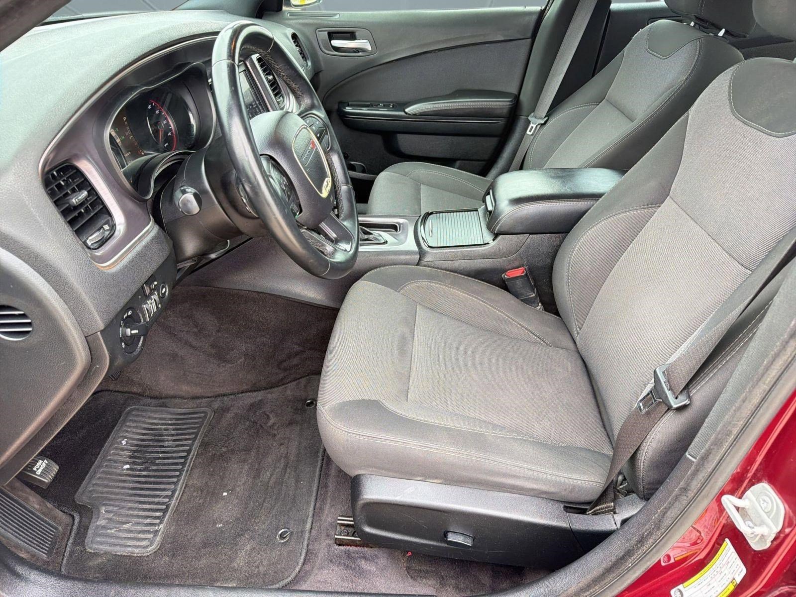 Used 2018 Dodge Charger SXT w/ Blacktop Package RWD image 5