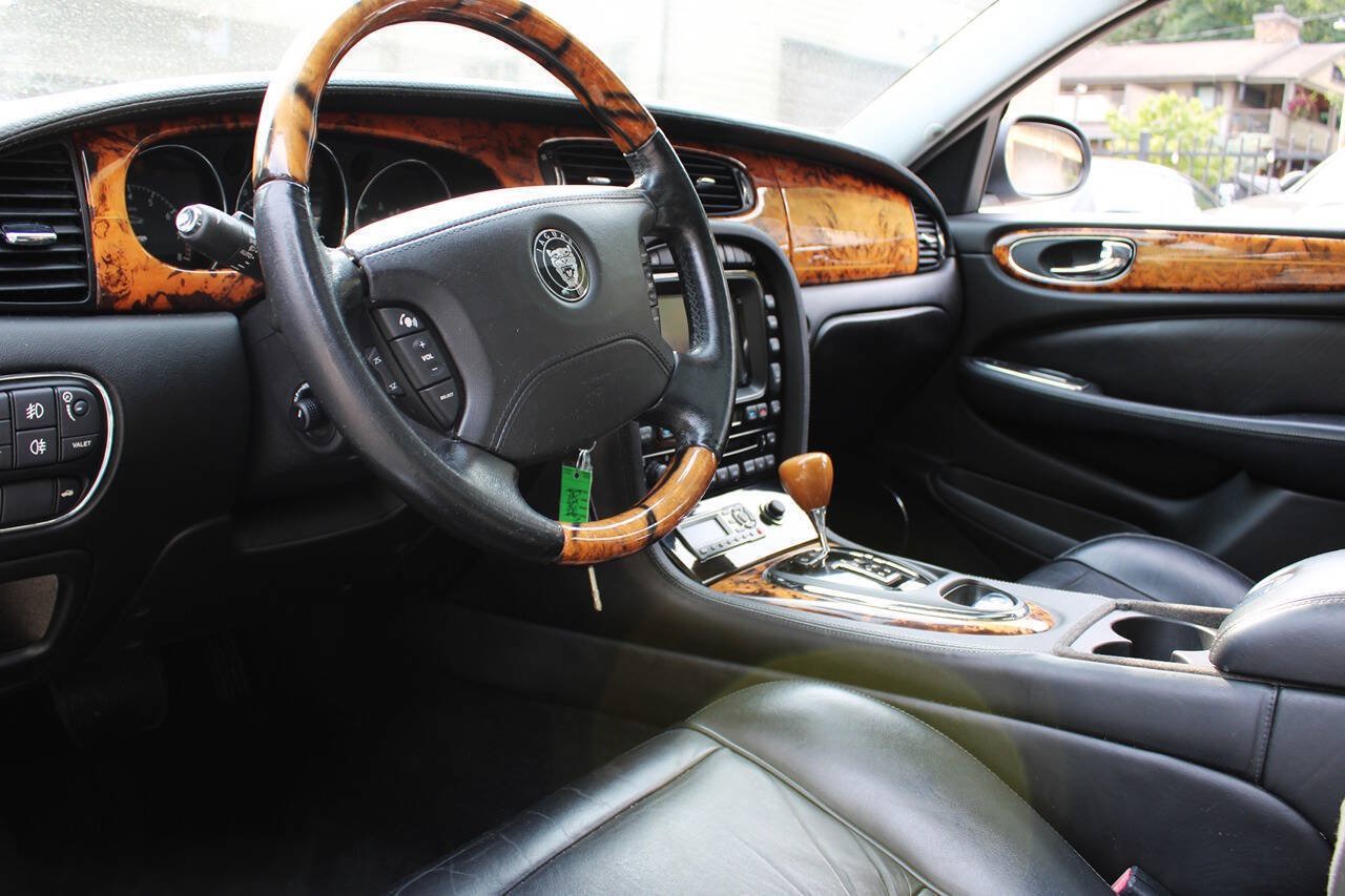Used 2007 Jaguar XJ8 L RWD image 18