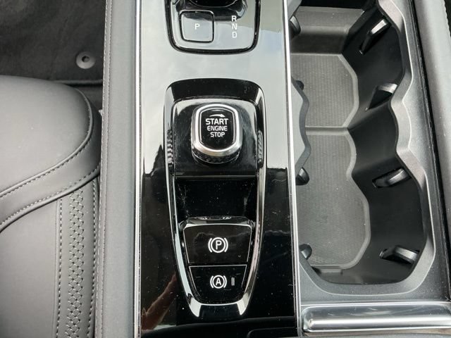 Certified 2025 Volvo XC90 B5 Plus AWD/4WD image 17