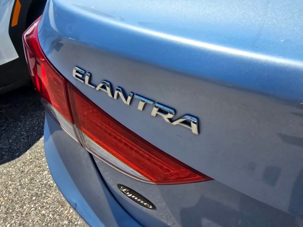 Used 2013 Hyundai Elantra GLS w/ Preferred Pkg FWD image 9