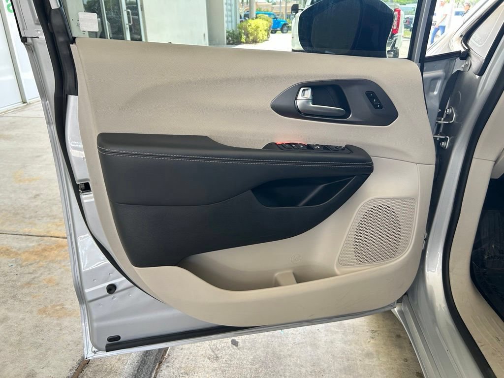 Used 2024 Chrysler Pacifica Touring-L FWD image 36