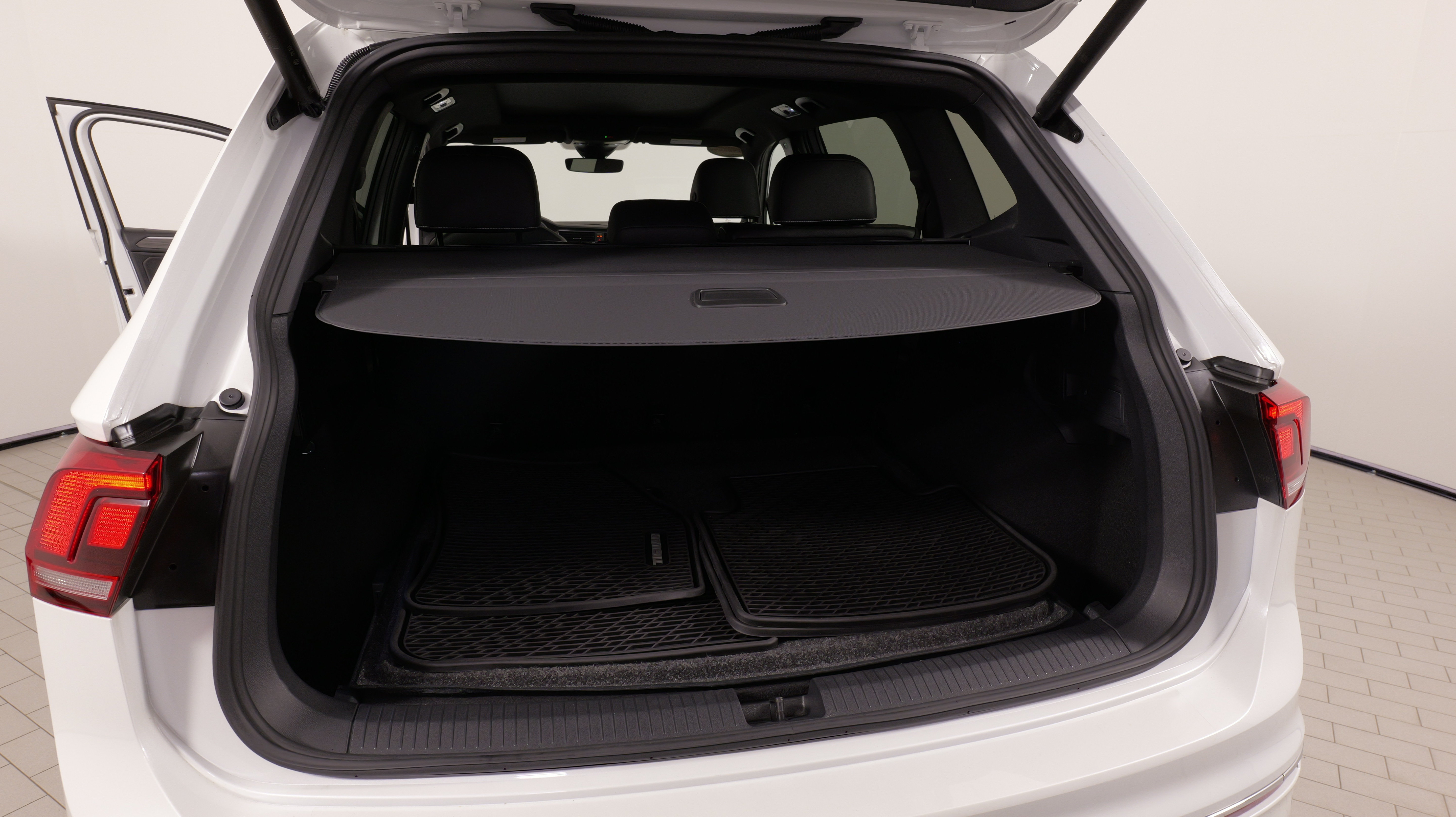 Used 2024 Volkswagen Tiguan SEL R-Line AWD/4WD image 59