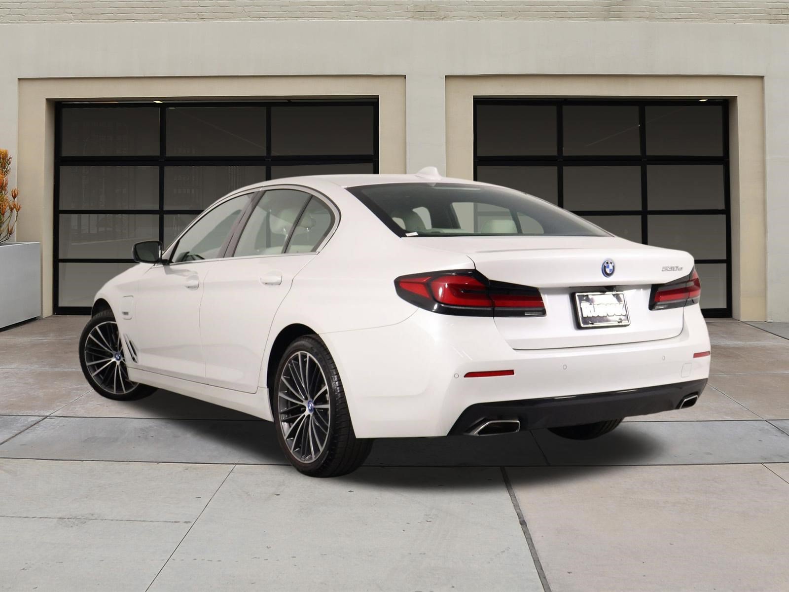 Used 2023 BMW 530e w/ Convenience Package RWD image 2