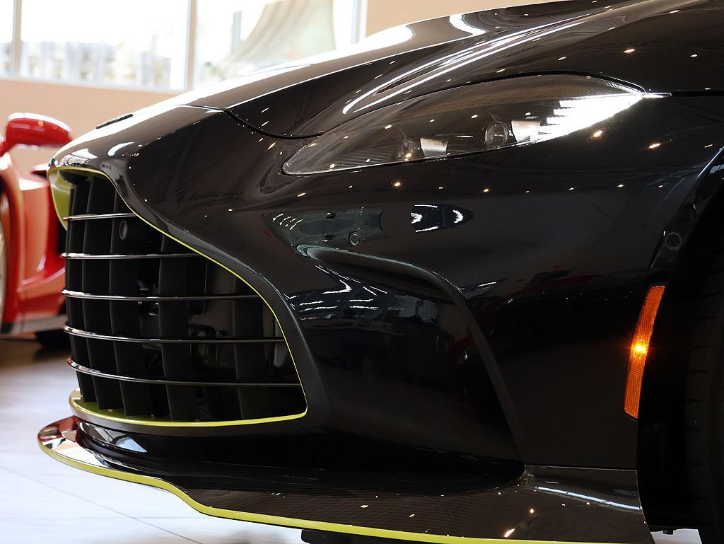 Used 2023 Aston Martin V12 Vantage RWD image 16