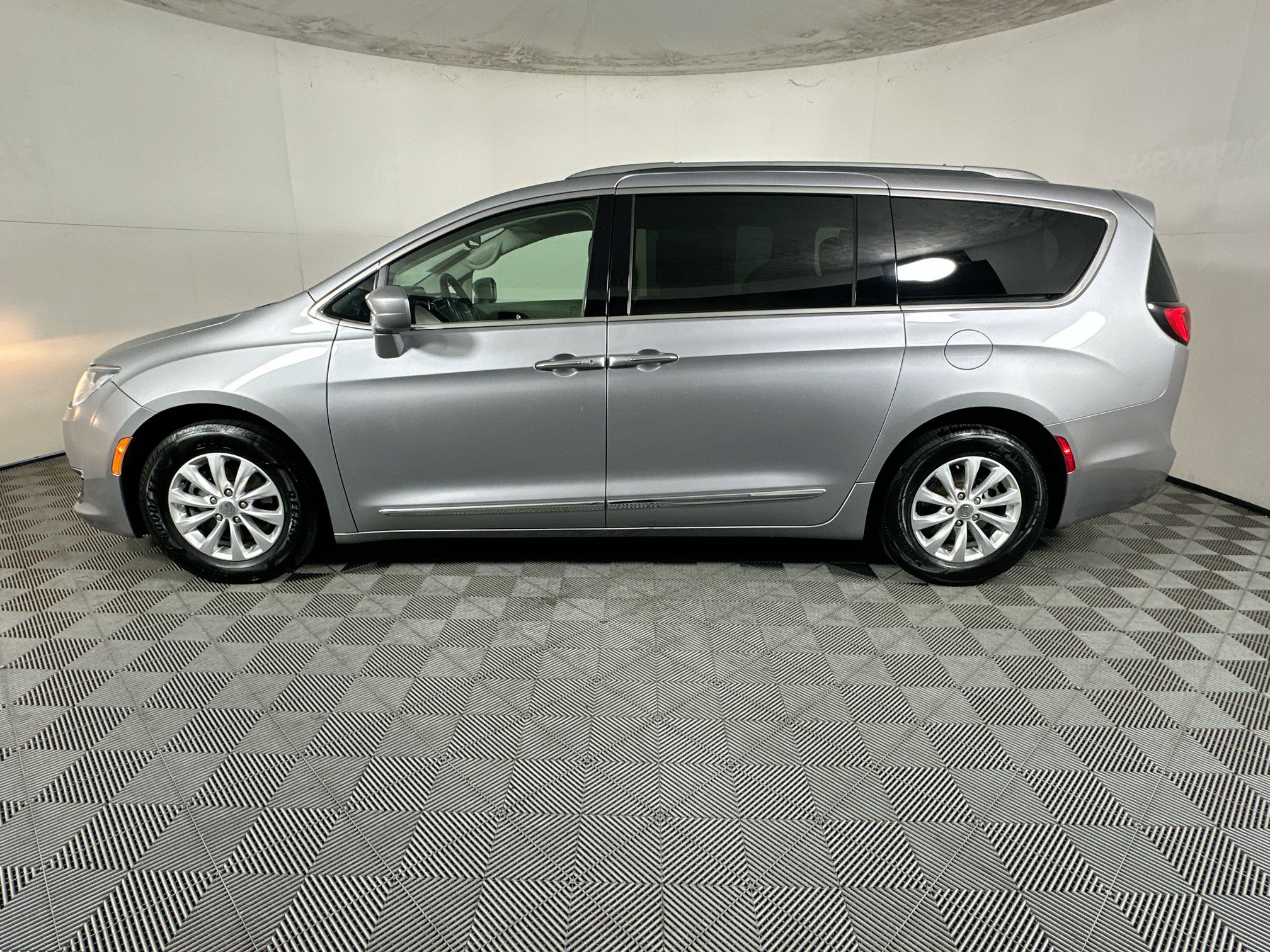 Used 2019 Chrysler Pacifica Touring-L FWD image 6