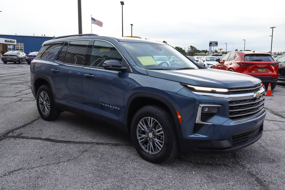 Used 2025 Chevrolet Traverse LT FWD image 3