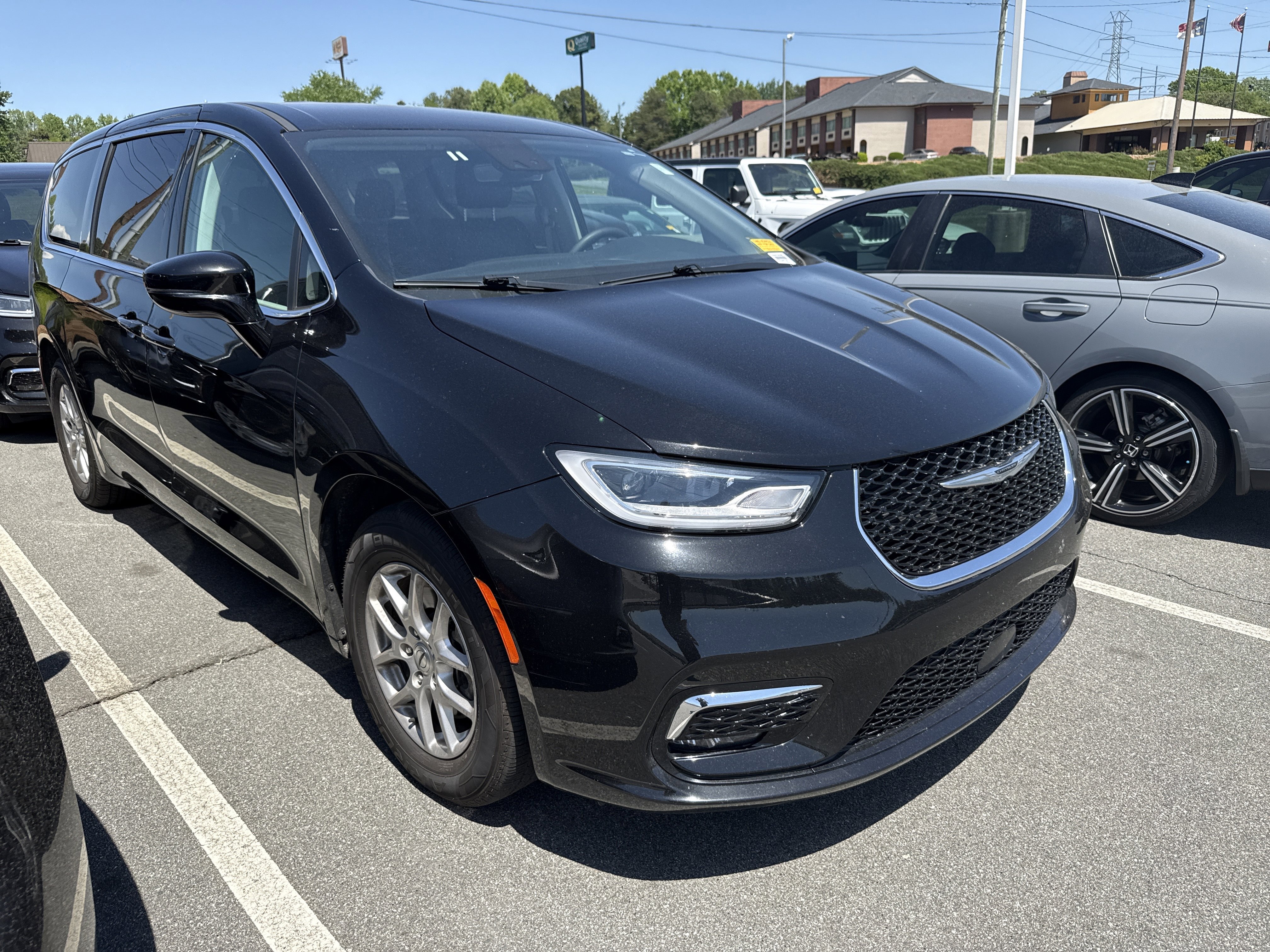 Used 2024 Chrysler Pacifica Touring-L FWD image 2