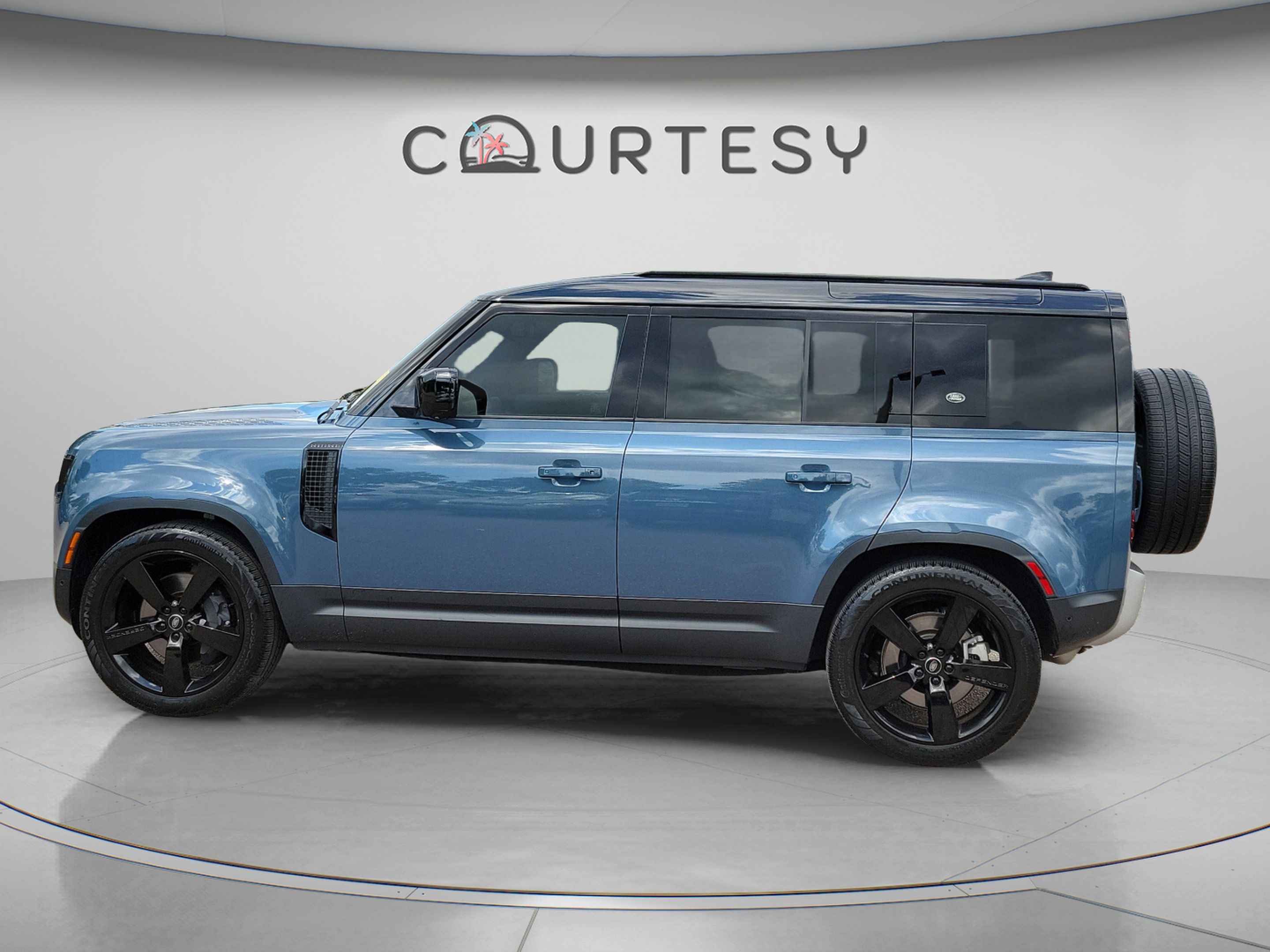 Used 2023 Land Rover Defender 110 S AWD/4WD image 3