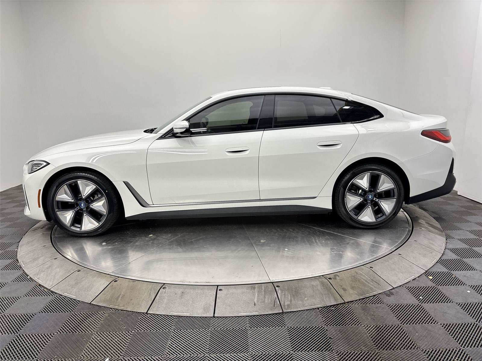 Used 2023 BMW i4 eDrive35 RWD image 16
