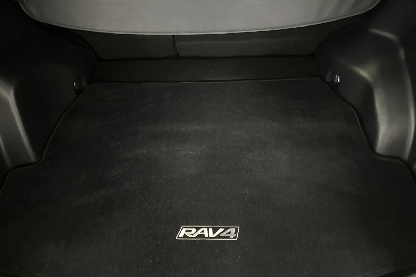 Used 2019 Toyota RAV4 XSE w/ XSE Weather Package AWD/4WD image 18