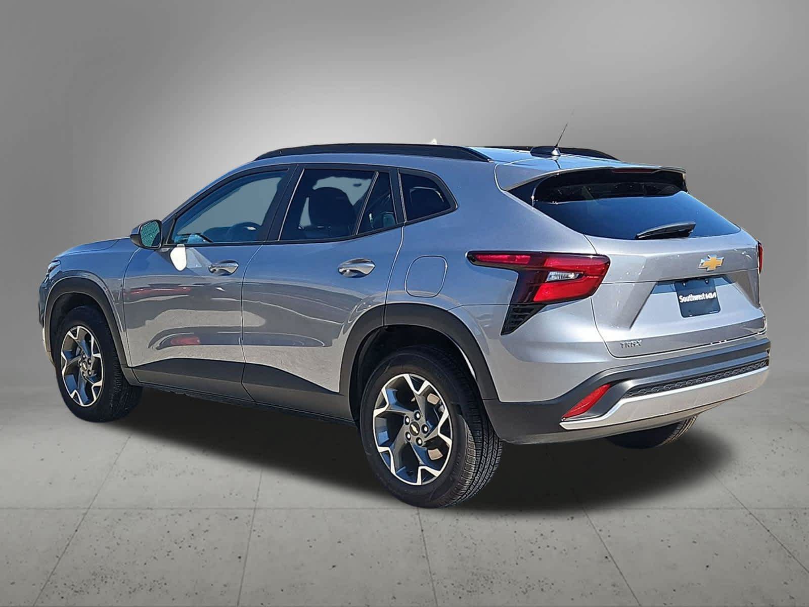 Used 2025 Chevrolet Trax LT FWD image 6