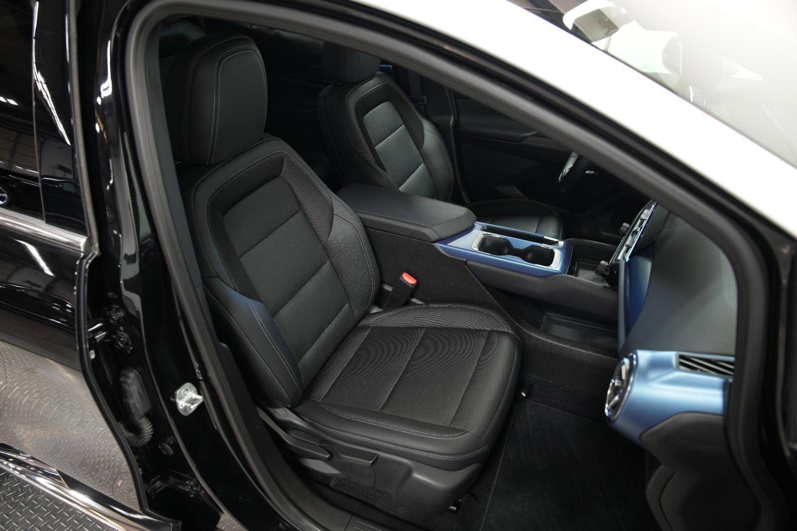 Used 2025 Chevrolet Equinox EV LT w/ Convenience Package image 16