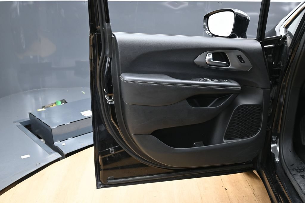 Used 2025 Chrysler Pacifica Select FWD image 41
