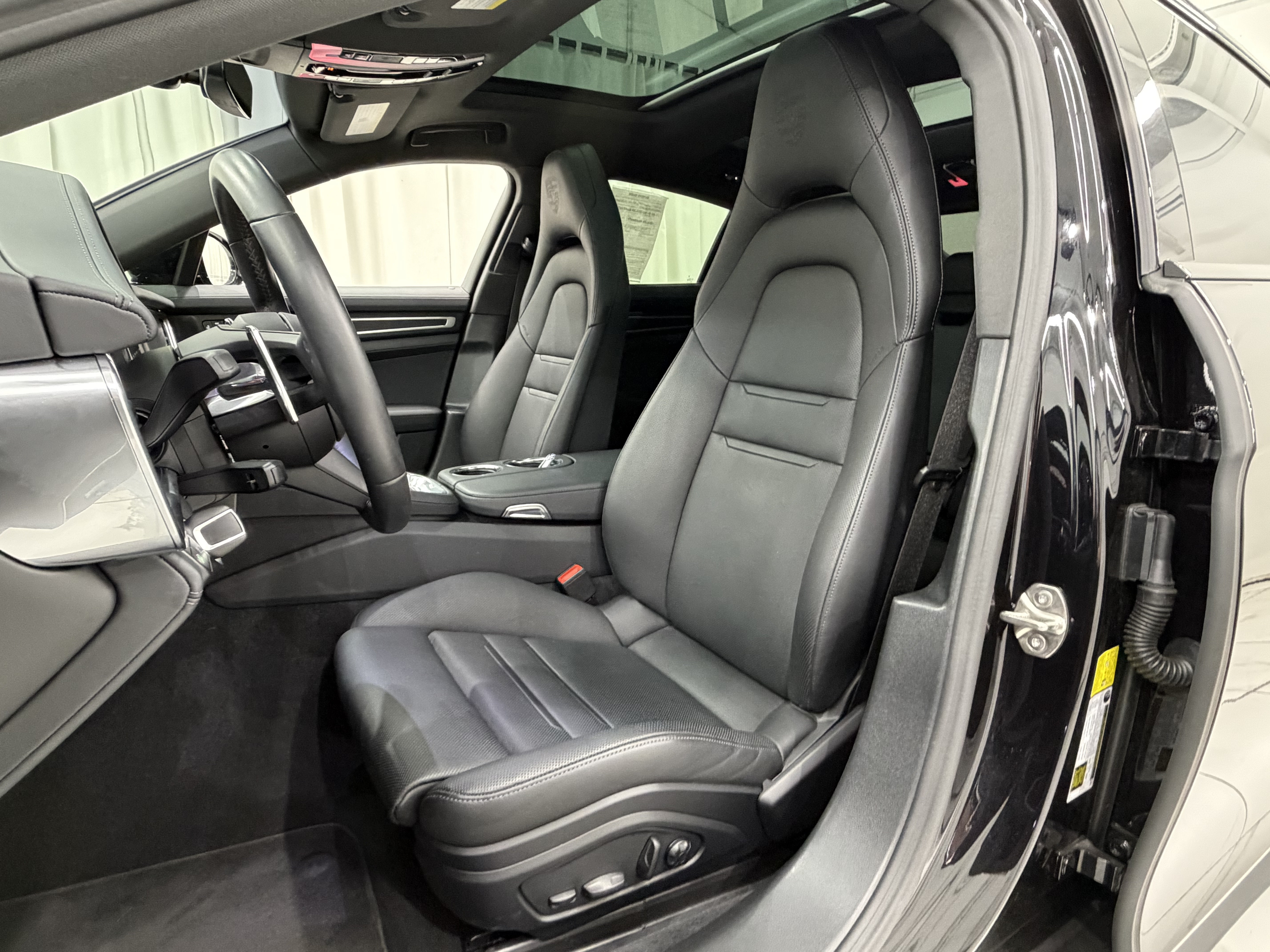 Certified 2023 Porsche Panamera 4 Platinum Edition AWD/4WD image 33