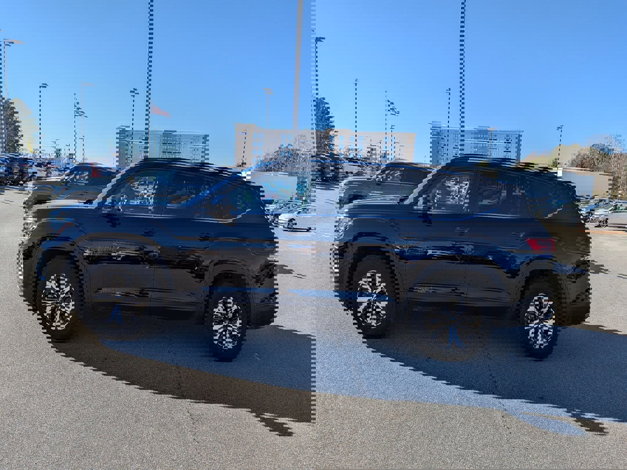 Used 2025 Volkswagen Atlas SE image 6