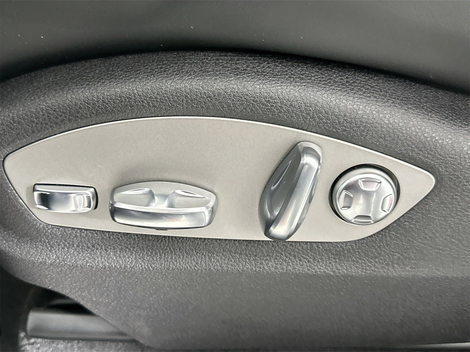 New 2026 Porsche Macan image 32