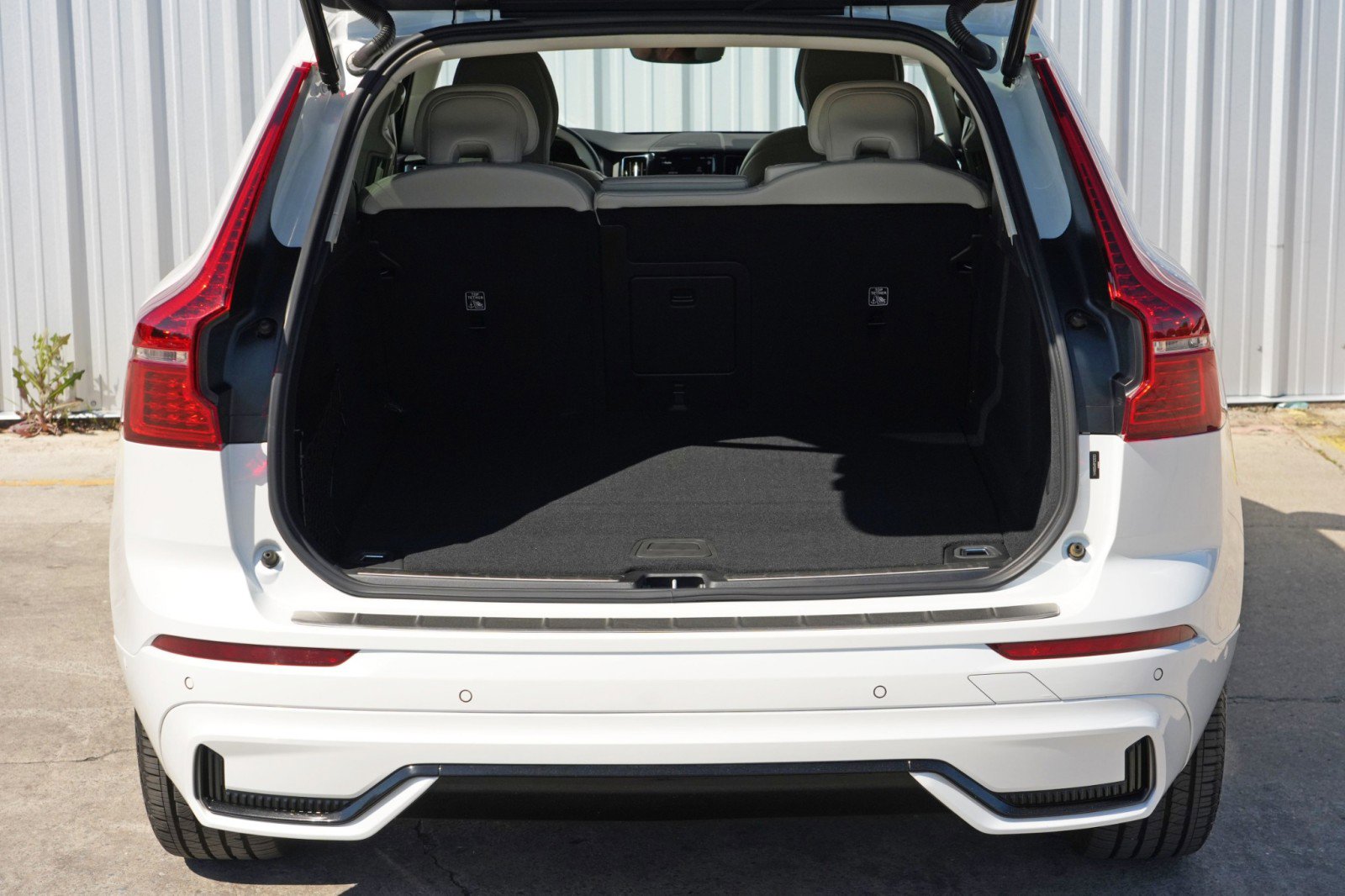 Used 2023 Volvo XC60 T8 Plus w/ Climate Package AWD/4WD image 10