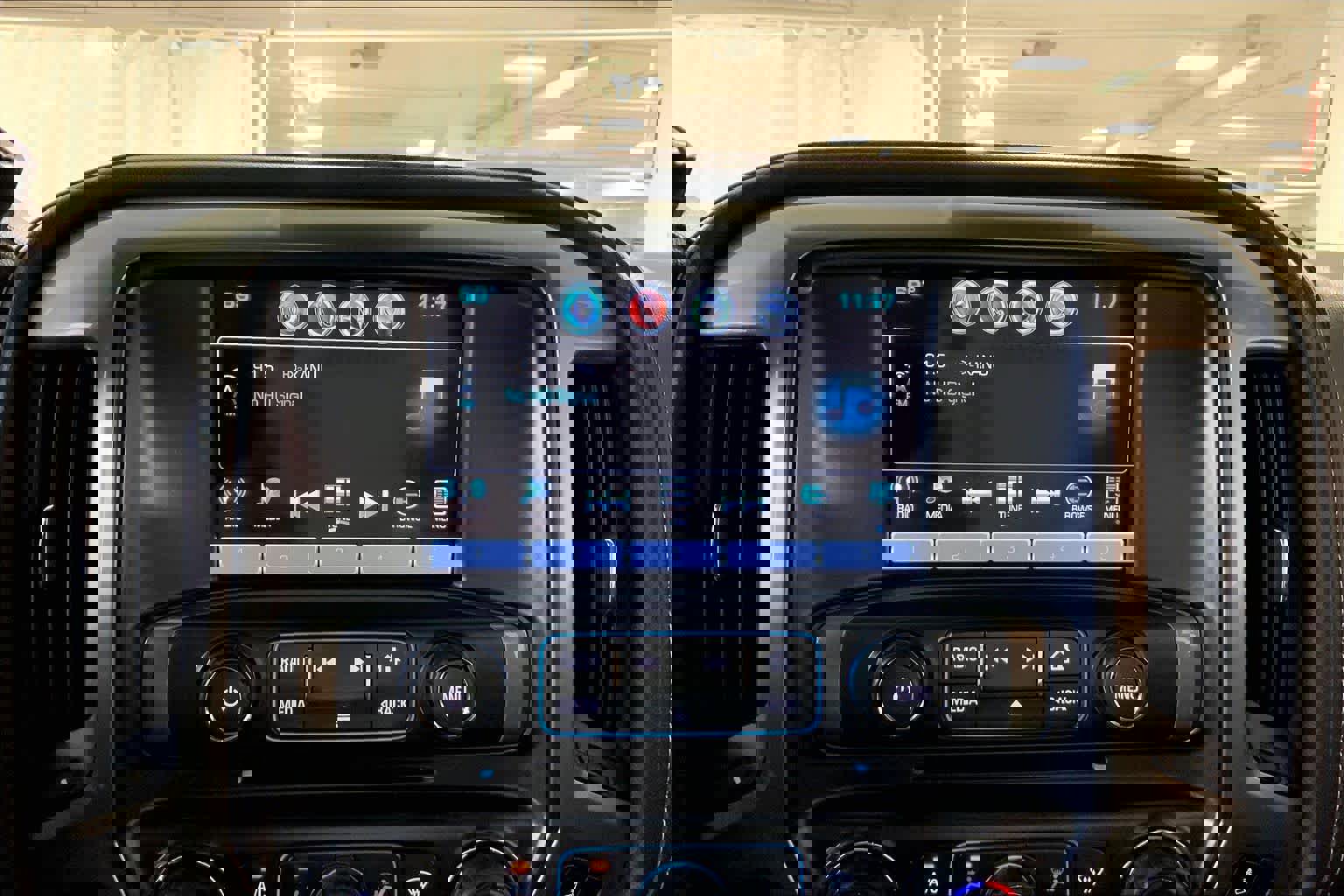 Used 2018 Chevrolet Silverado 1500 High Country image 35