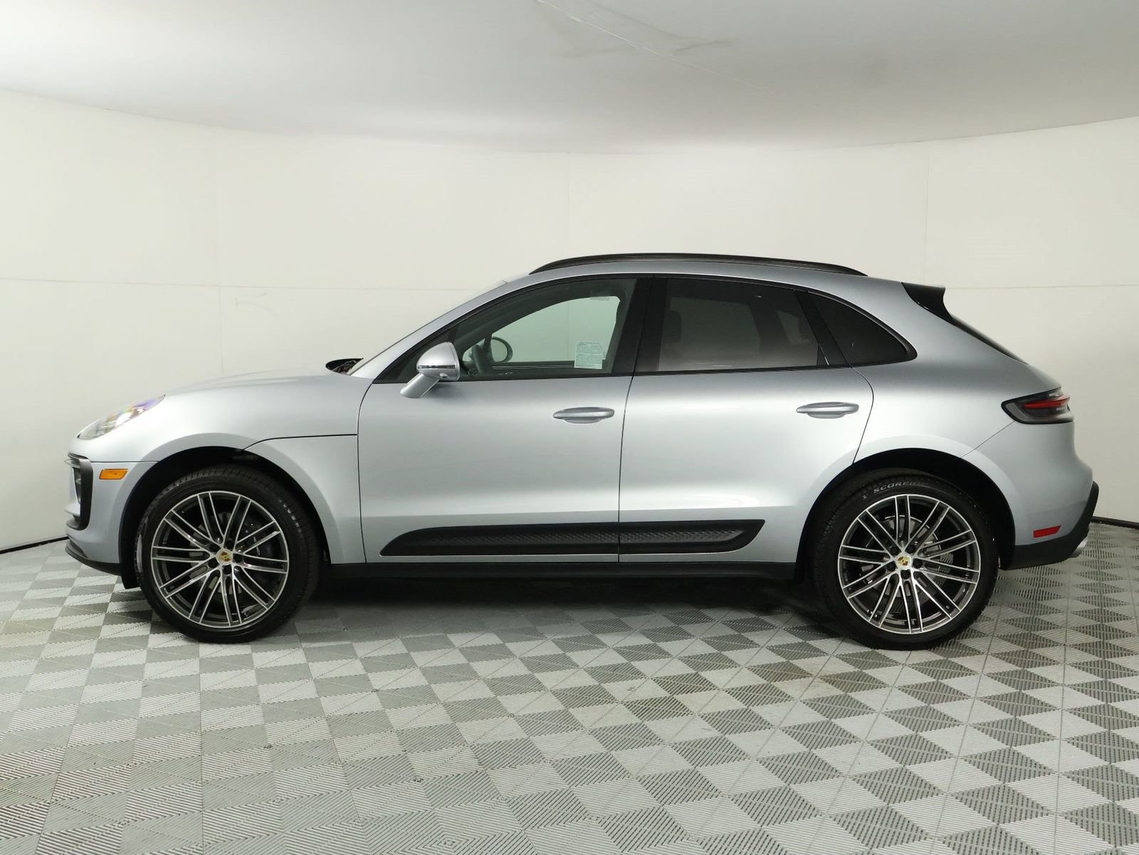 Certified 2026 Porsche Macan AWD/4WD image 2