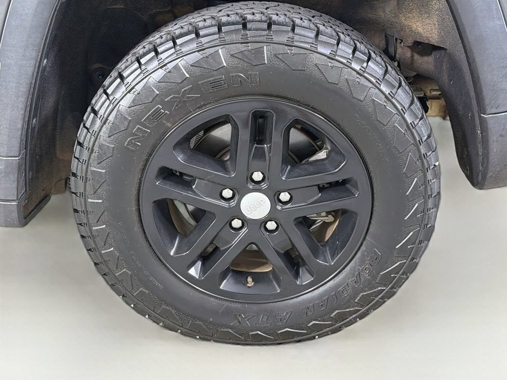 Used 2023 Jeep Grand Cherokee Laredo AWD/4WD image 32
