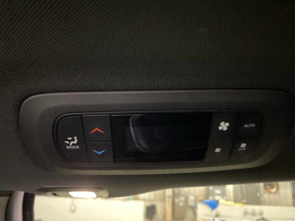 Used 2025 Chrysler Pacifica Limited image 28