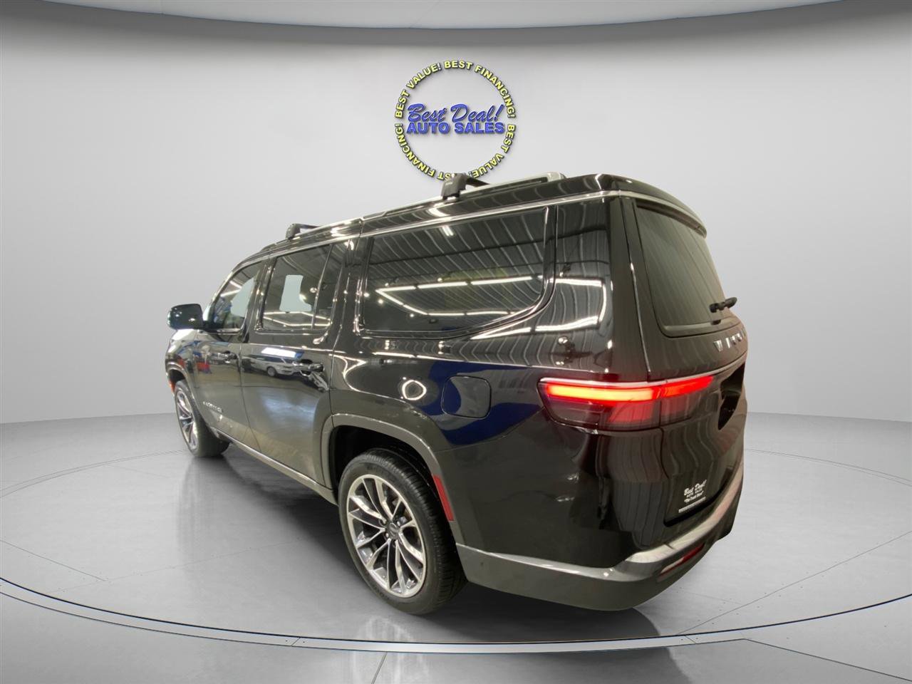 Used 2022 Jeep Wagoneer Series III w/ Premium Group I image 3