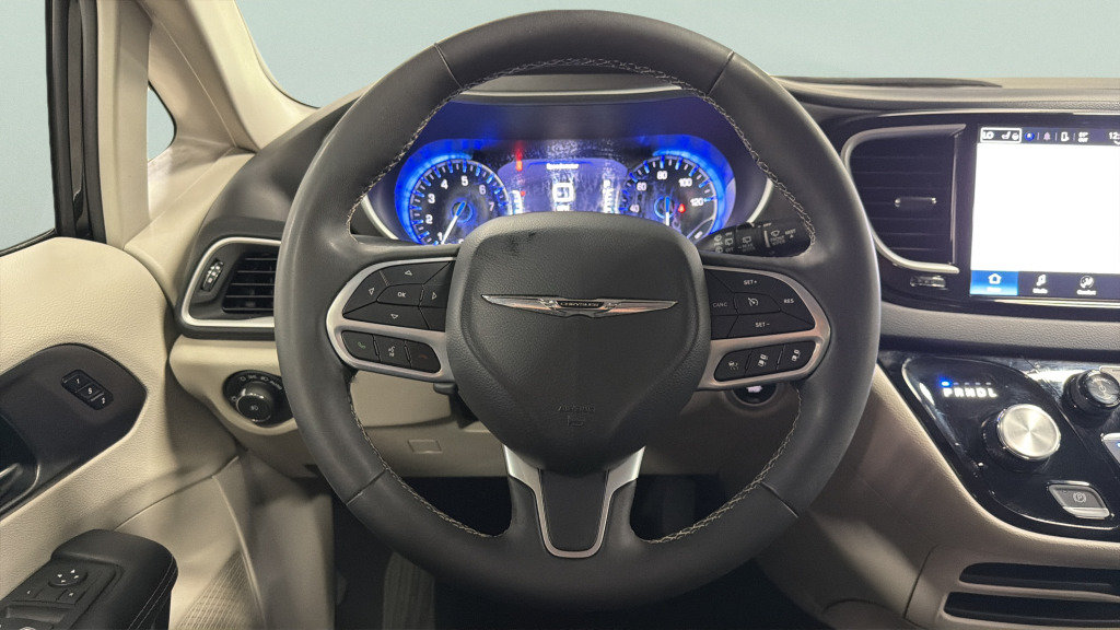 Used 2024 Chrysler Pacifica Touring-L FWD image 39
