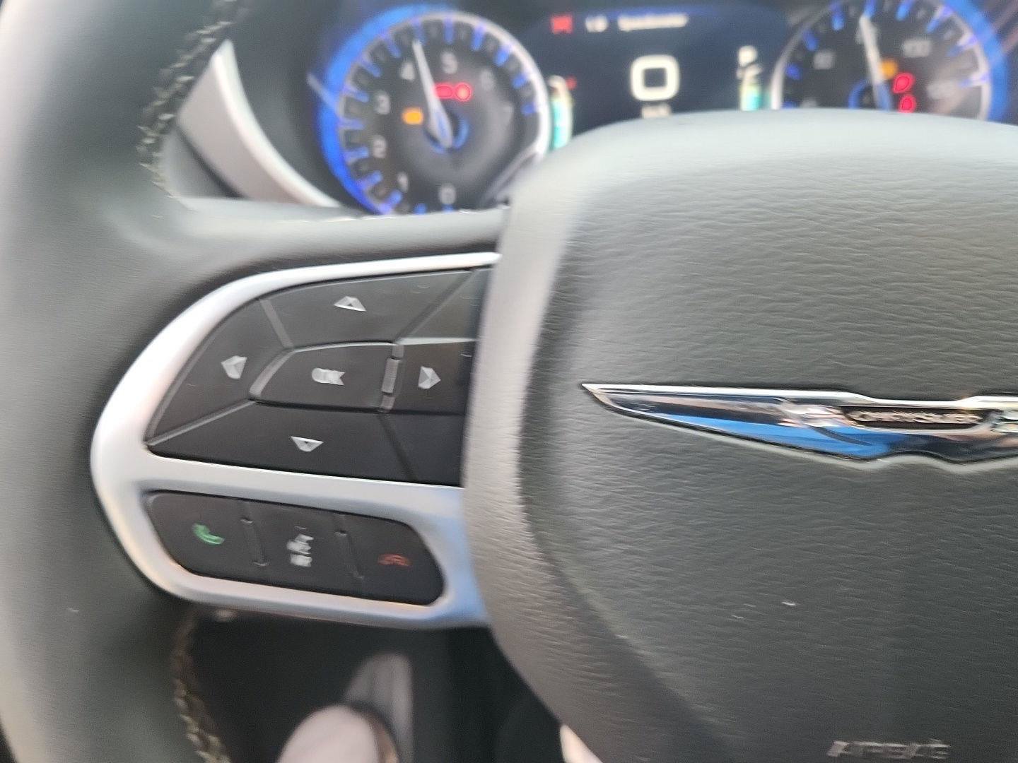 Used 2025 Chrysler Pacifica Select FWD image 15