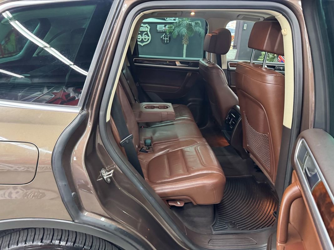 Used 2014 Volkswagen Touareg Sport image 17