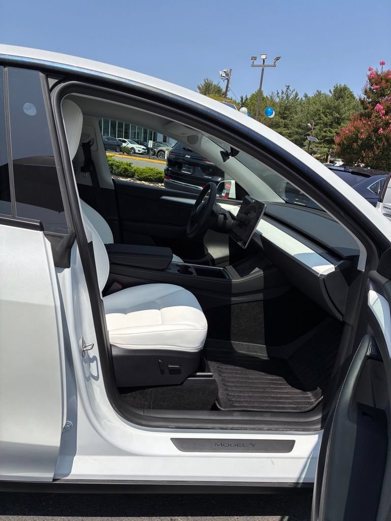 Used 2024 Tesla Model Y Long Range AWD/4WD image 22